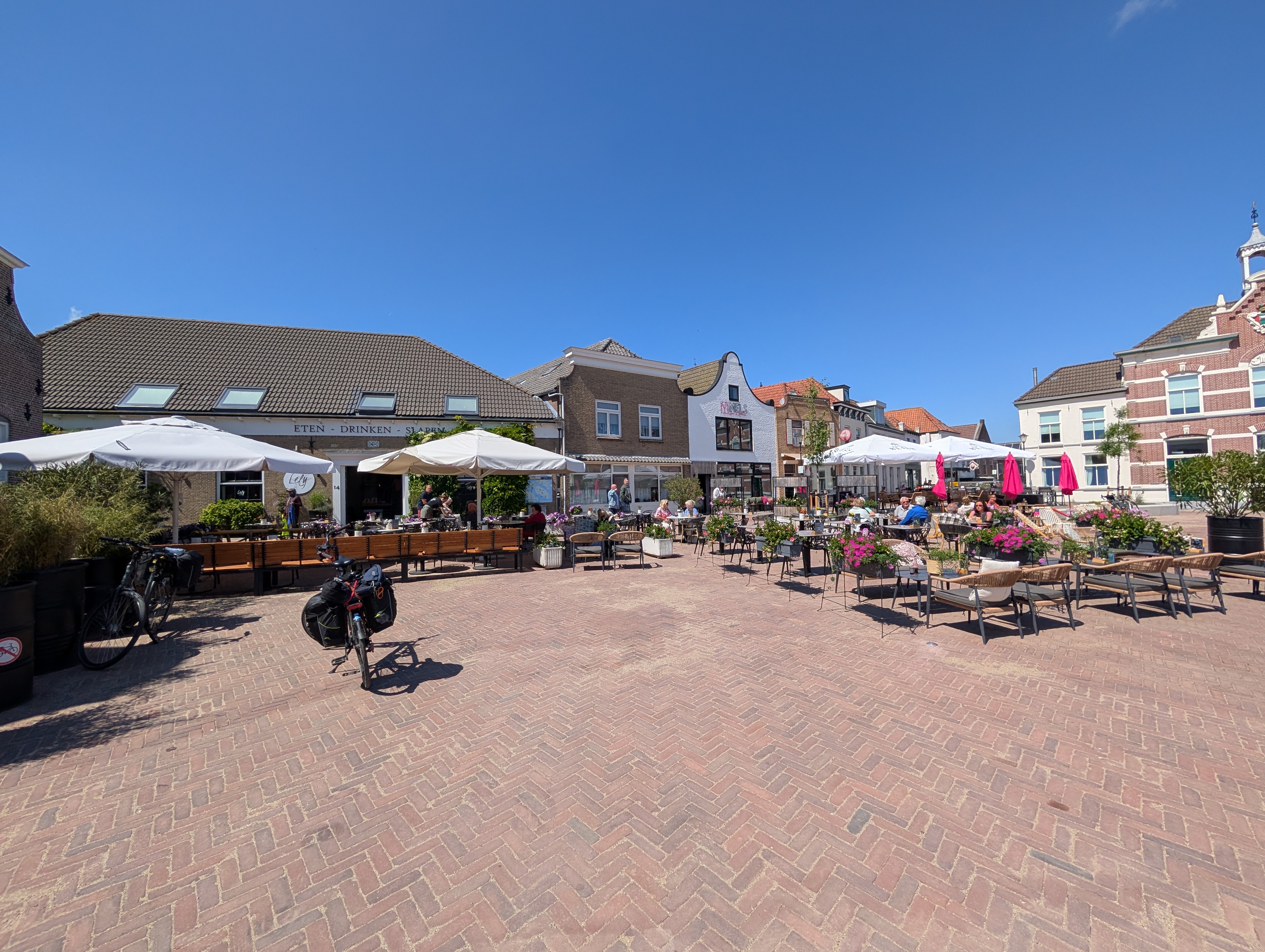 Sunny town square lunch stop