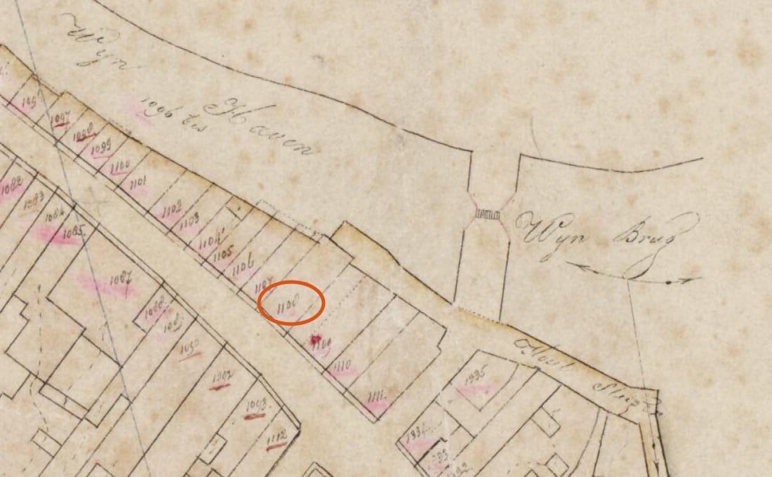 Detail of a hand-drawn 1832 land-register map: the Wijn Haven at the top, the Wyn Brug crossing it at the right, and below the water a row of long narrow numbered plots running back from the street. Plot 1108 is circled.