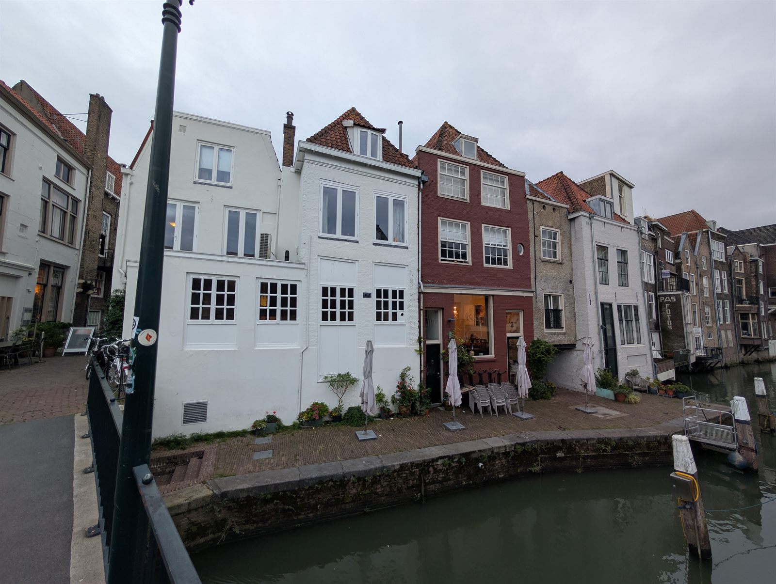 The Voorstraatshaven from the Wijnbrug, with the backs of the Voorstraat houses along the far quay and boats moored below; an arrow marks the back of number 267
