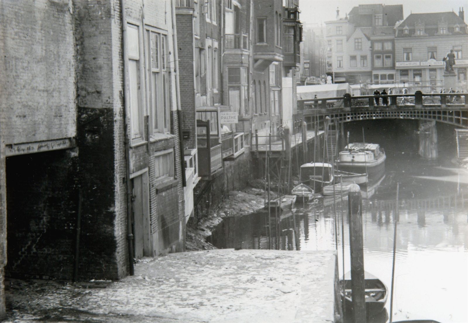 Old photograph of the Voorstraatshaven in Dordrecht, the backs of the houses going straight down into the water, with boats moored against the walls