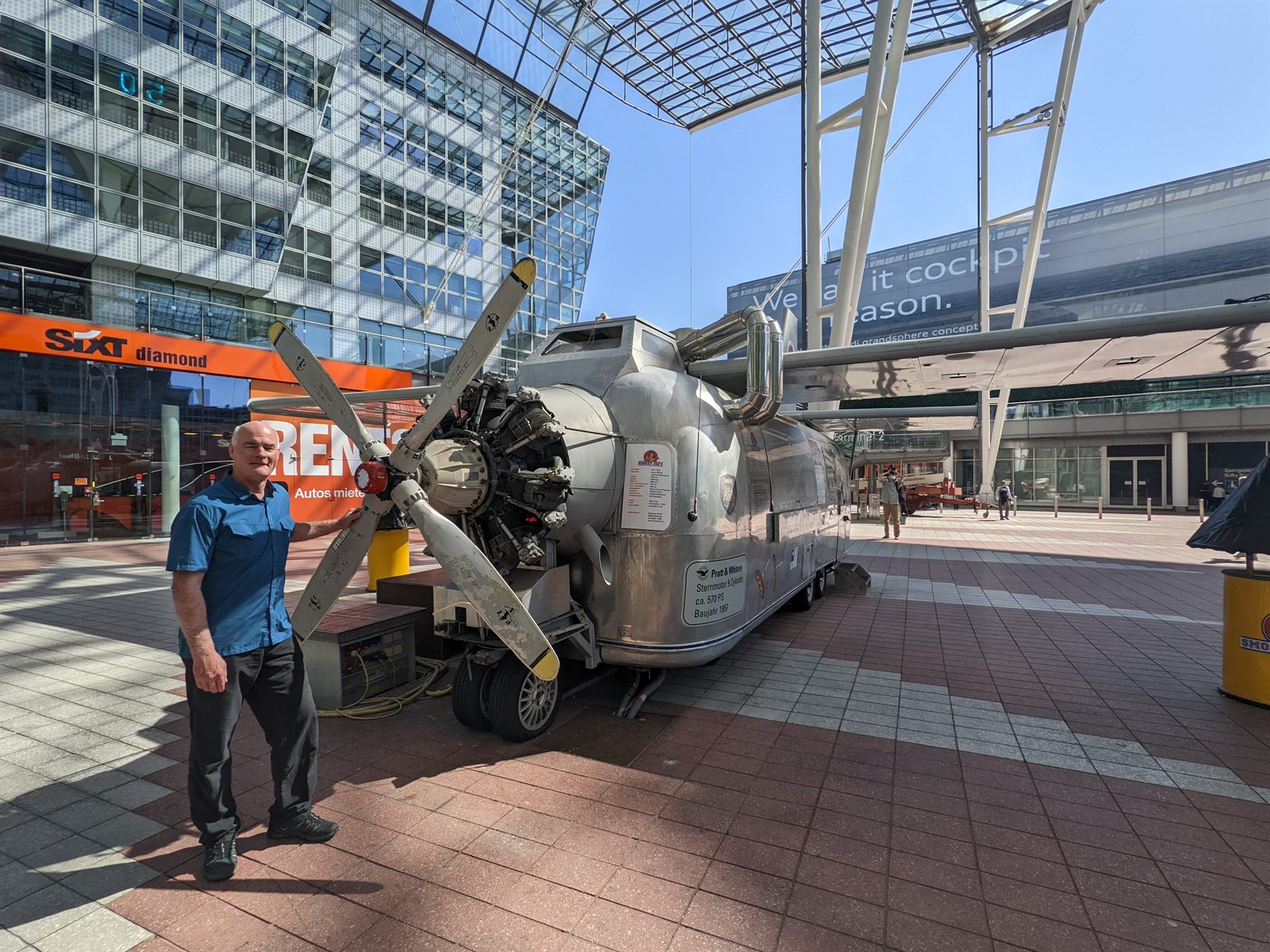 Doug beside a vintage Pratt & Whitney radial engine at Munich Airport